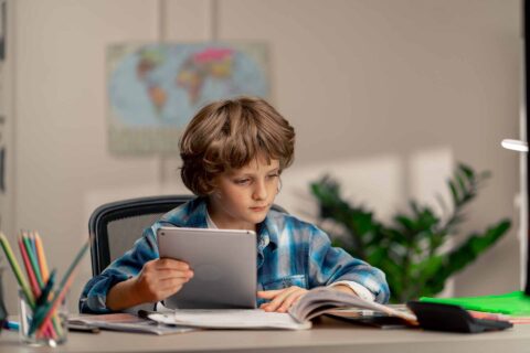 Hoe scholen digitale geletterdheid concreet vormgeven
